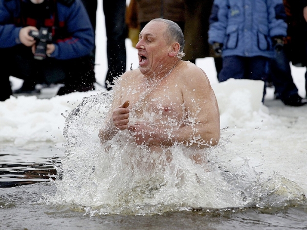 В чем сила крещенской воды и как правильно окунаться в прорубь