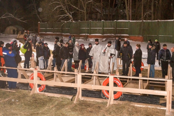 В чем сила крещенской воды и как правильно окунаться в прорубь