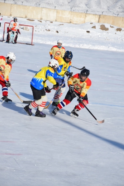 Хоккей по-нарынски: под открытым небом и при двадцатиградусном морозе